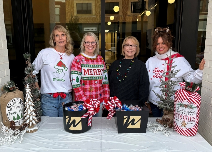 Christmas of group at event table 